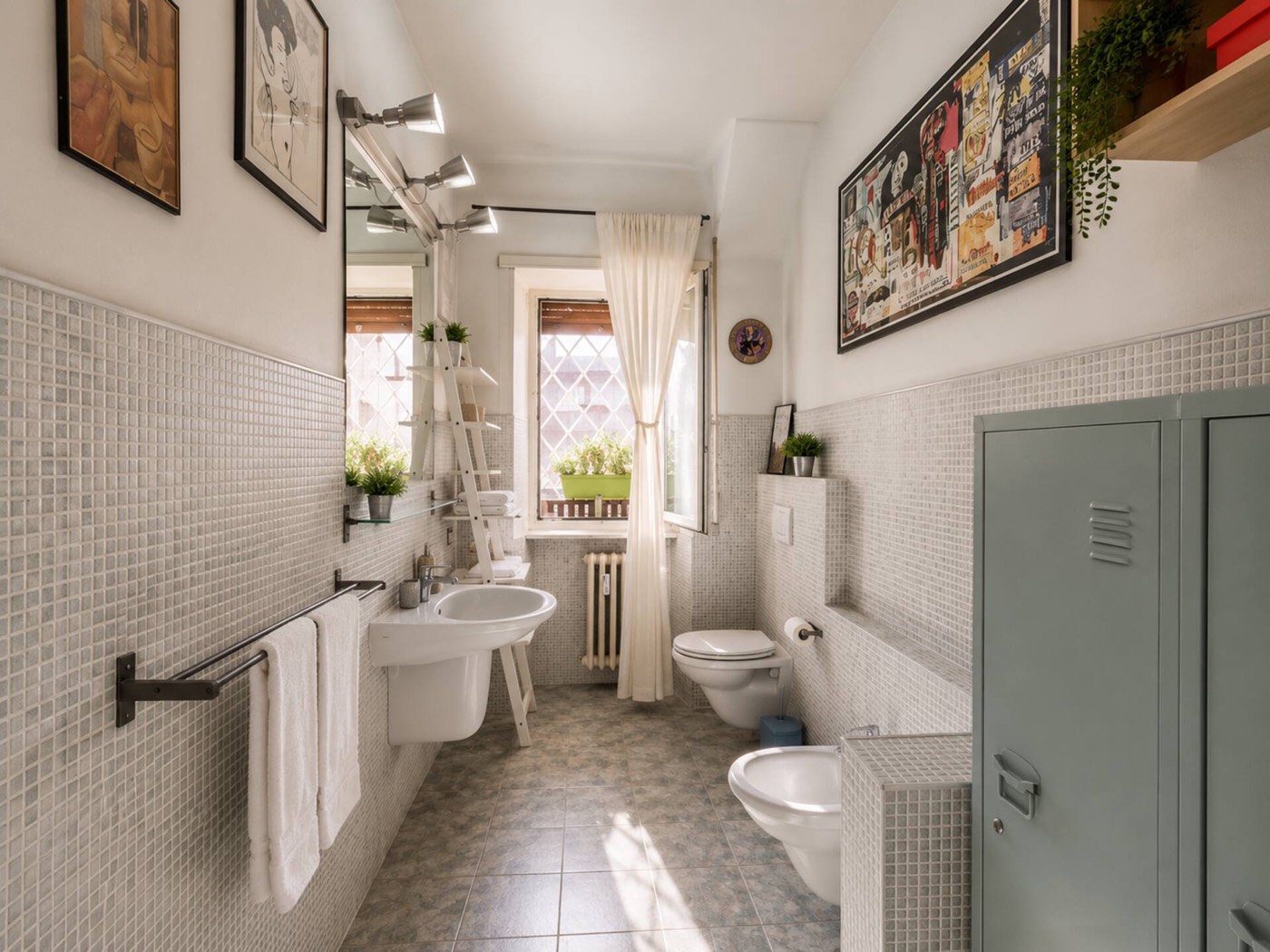Bagno con doccia e finiture di pregio