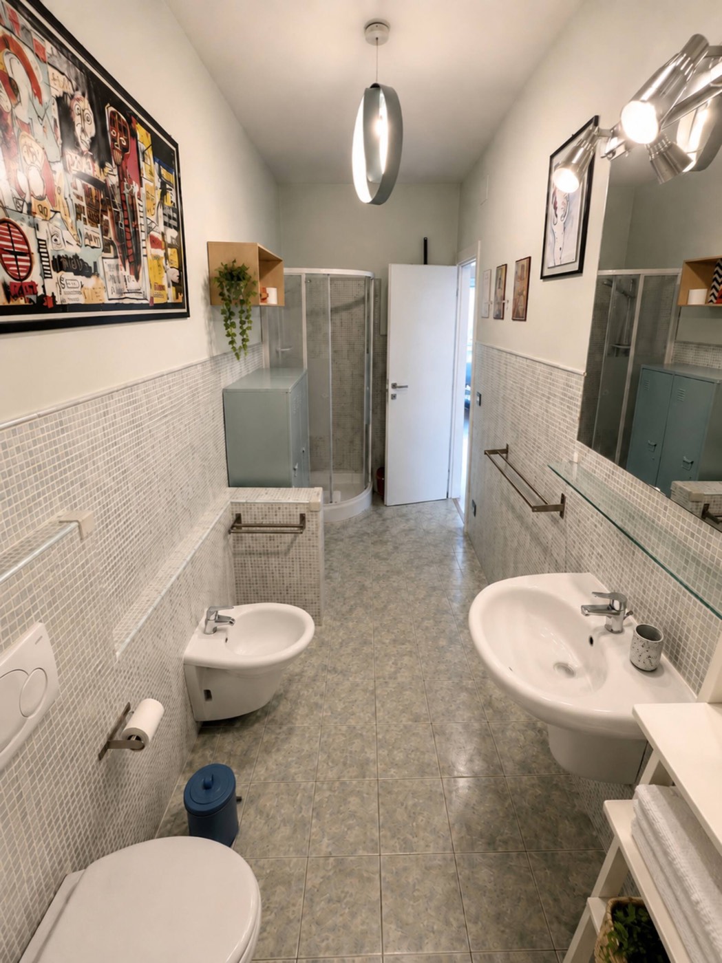 Bagno con lavabo e pavimento in graniglia veneziana
