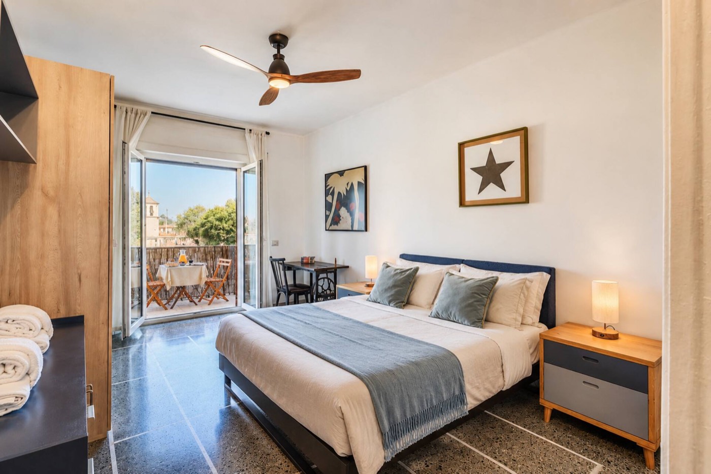 Camera da letto con accesso al balcone affacciato su Roma
