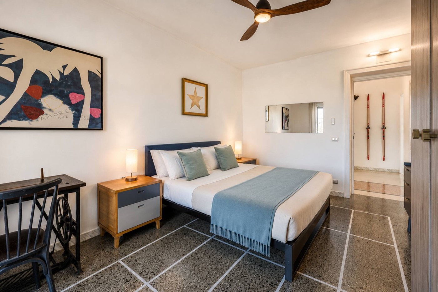 Camera da letto luminosa con ventilatore a soffitto