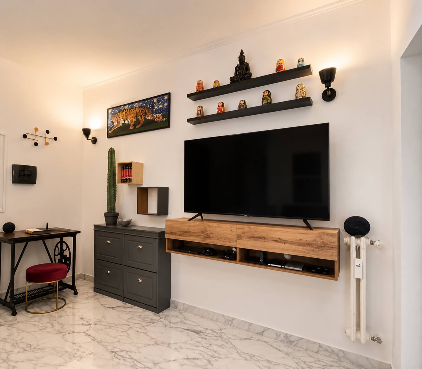 Soggiorno con grande TV e parete d'arte